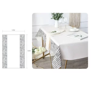 Perfeito para celebrações de aniversário com seu elegante design prateado.Tamanho conveniente de 120*180cm se adequa a maioria das mesas.Embalado singularmente para evitar danos e manter a qualidade.Feito com material de peso leve de 90 gramas para fácil um manuseio. Toalha de mesa prateada e elegante