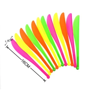 Ferramenta essencial para modelagem: Essa faca de plástico é indispensável no kit de ferramentas de qualquer artista ou criança que adora modelar argila. Ideal para melhorar a precisão e detalhes nas criações de argila.Ótimo adicionamento para festas de aniversário: Este produto se torna uma diversão extra para os convidados nas festas de aniversários. Cada pacote inclui uma unidade da faca de plástico. Faca de plástico resistente para modelagem de argila