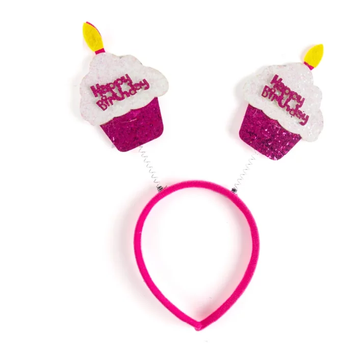 Esta bandolete de aniversário única apresenta um design adorável de bolo que tornará a festa de aniversário do seu filho mais memorável.É uma adição divertida e atraente para qualquer traje de festa de aniversário. De alta qualidade e durável
