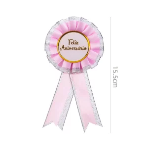 Distintivo de aniversário com design dourado e rosa elegante;Ideal para aniversários e outros eventos especiais;Feito com materiais de qualidade para durabilidade e longa vida útil;Tamanho prático de 4.4cm;Vem em um pacote único para fácil manuseio e transporte. Distintivo de aniversário dourado e rosa