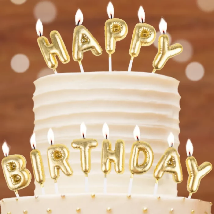 Celebre com estilo com esta vela de aniversário dourada em inglês.