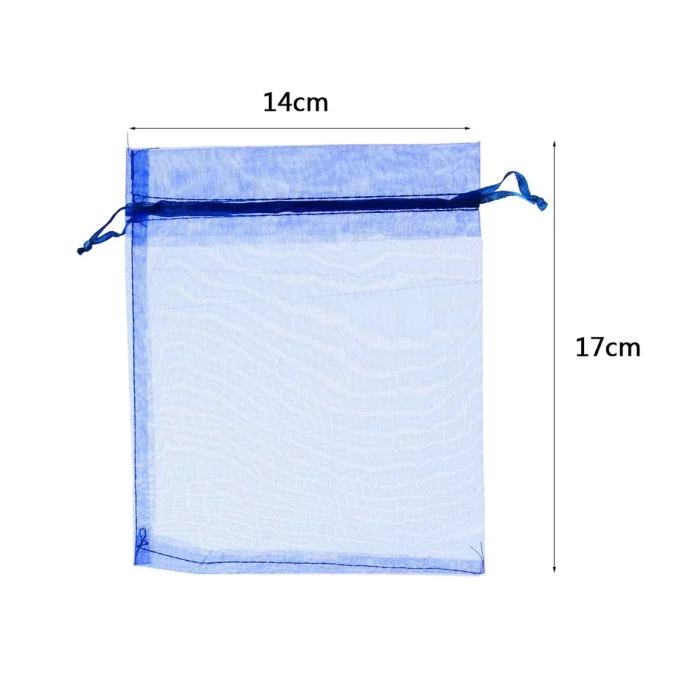 Pacote com 4 sacos de doces em um lindo tom de azul.Ideal para celebrações de aniversário e outros eventos especiais.As dimensões de cada saco são 14*17cm