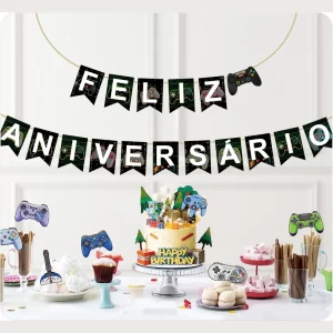 Grinalda tem 16 letras coloridas formando 'Feliz Aniversário'