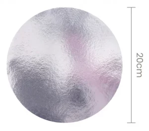 A nossa Base Para Bolos Circular Prateada oferece uma plataforma estável e robusta para seus bolos de festa. Com seu diâmetro de 20CM e espessura de 2mm