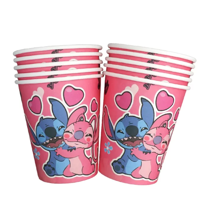Adicione um toque divertido às suas festas com este pacote de 10 copos de papel com design do Stitch.Estes copos de festa apresentam um design rosa e alegre e uma durável construção em papel.Com dimensões de 8