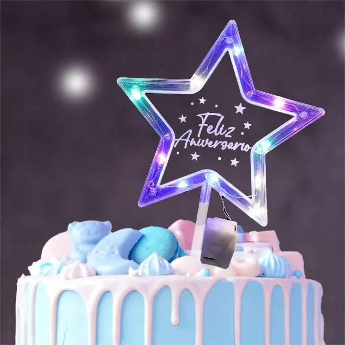 Este irresistível topo de bolo com luzes coloridas é perfeito para animar qualquer festa de aniversário ou comemoração de aniversário.Sua forma de estrela adiciona um toque de elegância enquanto as luzes coloridas garantem um ambiente festivo. Um deslumbrante topo de bolo com luzes coloridas em formato de estrela. Ótimo para aniversários e comemorações!