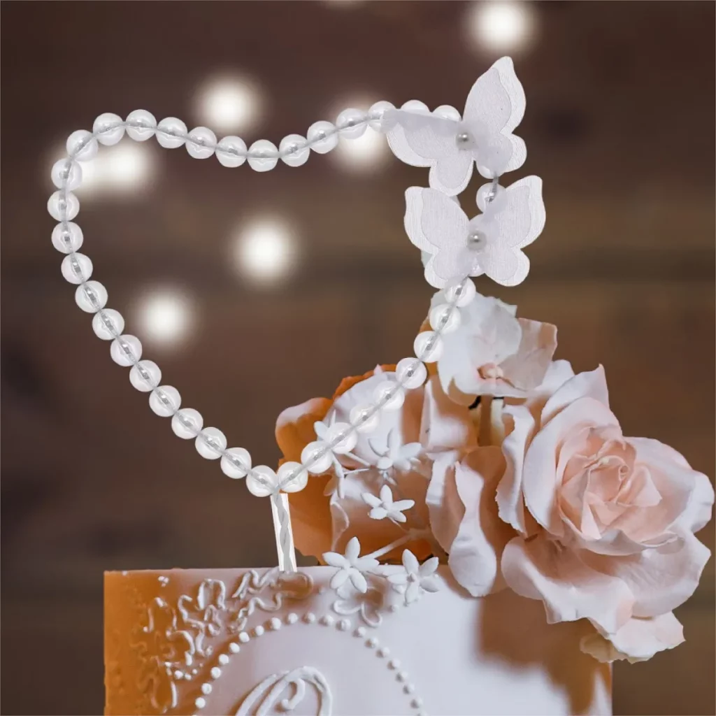 Design único: Este topo de bolo exclusivo em forma de coração é feito com perfeição para acrescentar um toque especial à sua festa.Material de alta qualidade: Feito de pérolas elegantes e premium