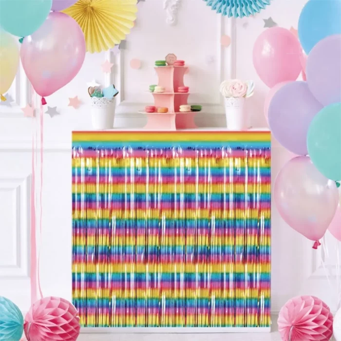 A Saia de Mesa de Arco-íris é perfeita para decorações de festas coloridas e vibrantes.A dimensão generosa de 74cm x 274cm permite que ele se adapte a diversas configurações de mesa Uma decoração de festa colorida e vibrante