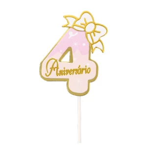 Destinado a comemorações de aniversário com número 4;Pacote contém 2 topos de bolo em cor rosa vibrante;Cada topo de bolo tem formato do número quatro;O padrão inclui a palavra 'aniversário' para adicionar um toque temático;Tamanho do topo do bolo é de 16