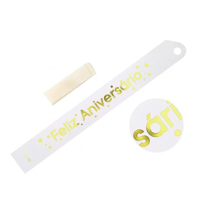 Adequado para celebrações de aniversário e aniversários.Design atraente com pontos dourados brilhantes sobre fundo branco.Dimensões generosas de 170cm por 10cm