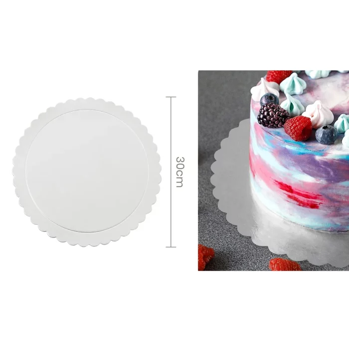Design atraente: Esta base para bolo em prata de 30cm adiciona um toque extra de elegância a qualquer recepção de casamento
