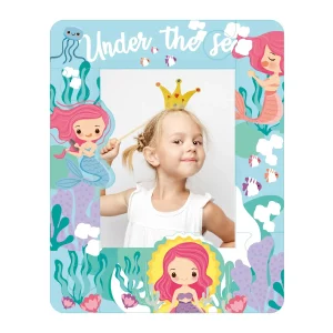 A Moldura Photobooth Azul Mermaid é a opção perfeita para dar um toque especial às suas fotos de festa.Com tamanho de 75cm x 87.5cm