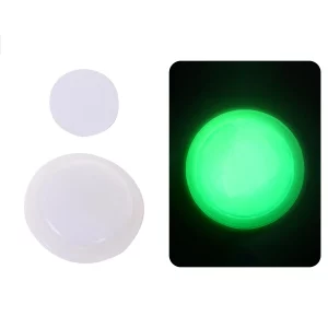 Nosso distintivo luminoso redondo é perfeito para todas as festas e eventos especiais. Este distintivo não só serve como uma decoração festiva elegante