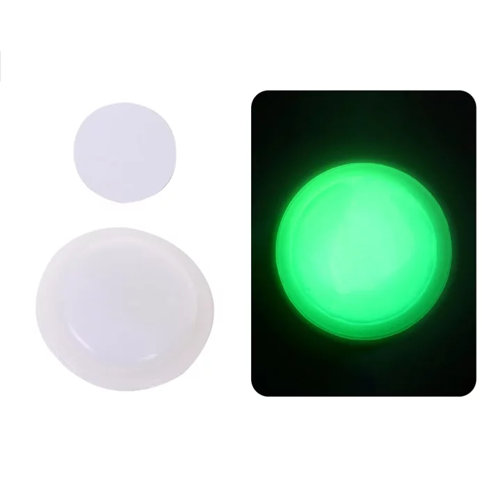 Nosso distintivo luminoso redondo é perfeito para todas as festas e eventos especiais. Este distintivo não só serve como uma decoração festiva elegante