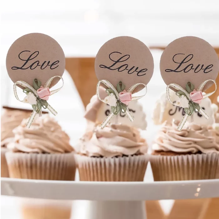Conjunto de 3 peças para atender às suas necessidades de decoração de boloDesign de amor torna-o a escolha perfeita para ocasiões românticasFeito de papel pergaminho de alta qualidade para durabilidade e segurança alimentar Decore seus bolos com nosso topper de bolo de amor feito de papel pergaminho resistente. Ideal para ocasiões especiais.