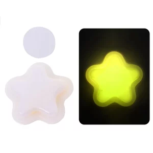 Este distintivo luminoso de cinco estrelas destaca-se por seu charmoso brilho LED