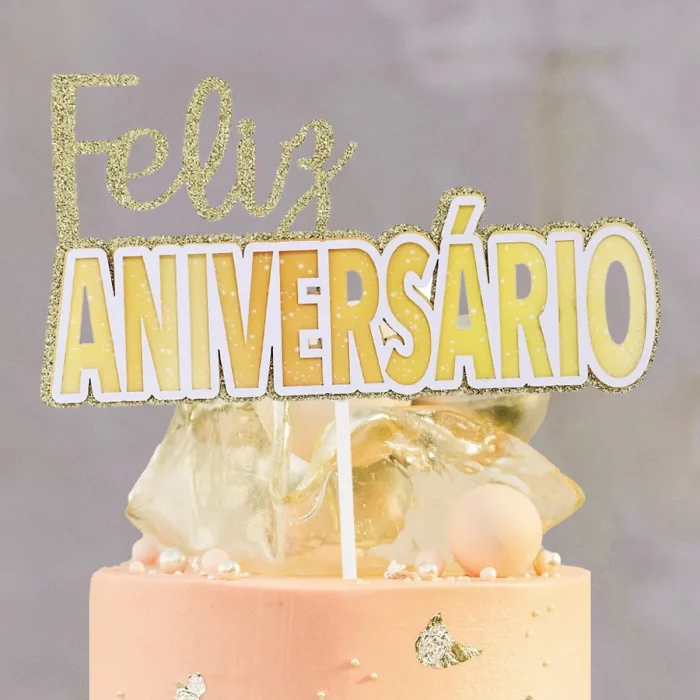 Este topo de bolo de aniversário dourado é perfeito para todas as celebrações de aniversário