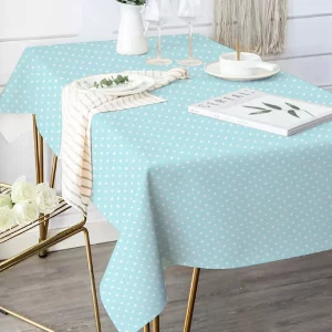 A toalha de mesa possui um charmoso design com estrelas