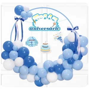 Este kit de balões de aniversário azul e branco apresenta uma composição de 64 peças