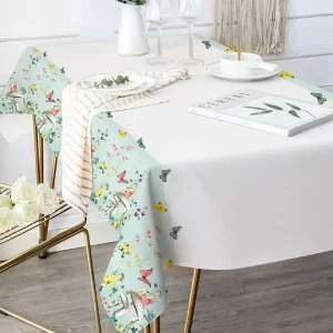 Padrão de design floral e borboleta para um toque estético.Tamanho generoso de 120cm x 180cm para caber na maioria das mesas.Feita de material de alta qualidade de 90g