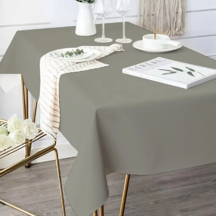 Toalha de mesa branca com padrão em alto relevo